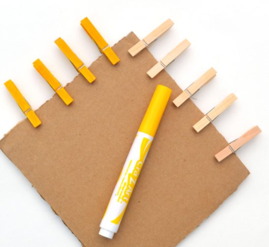 This paper plat sunflower is a great craft for kids to make in late summer and early fall. Squeezing clothespins is a great way to build and strengthen fine motor skills. preschool|kindergarten|flower|kid craft