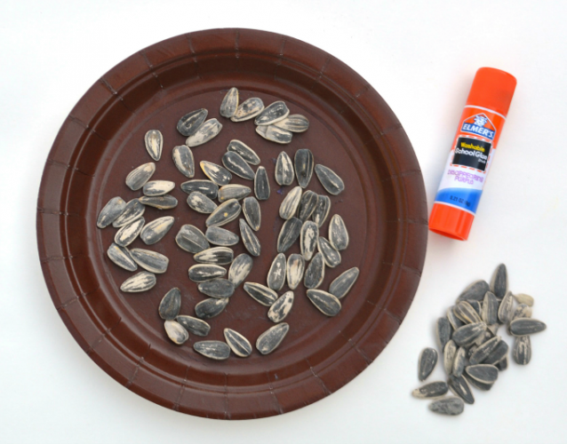 This paper plat sunflower is a great craft for kids to make in late summer and early fall. Squeezing clothespins is a great way to build and strengthen fine motor skills. preschool|kindergarten|flower|kid craft