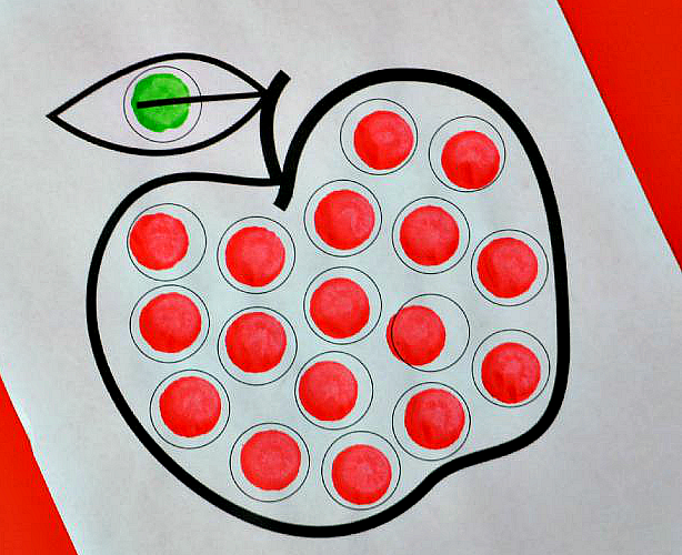 This free pintable apple dot painting worksheet uses Do a Dot Markers, bingo markers, or pom poms to create a fun and easy back to school or fall project. toddlers|preschoolers|hand-eye coordination