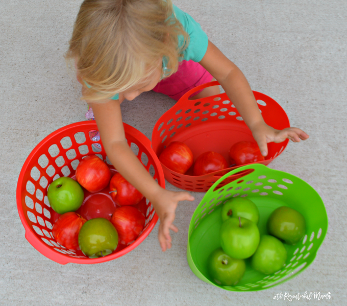 Fun, easy, low prep apple sorting activity for toddlers. fall|kid activity|early marth