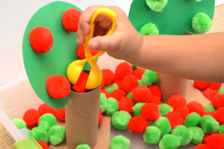 This apple themed fine motor activity combines early math, colors, and fine motor skills all in one activity for toddlers and preschoolers. By flipping the tree tops, it easily transitions to a more challenging activity for older preschoolers and kindergartners. Fall | Sorting | Early Childhood | Hand-Eye Coordination