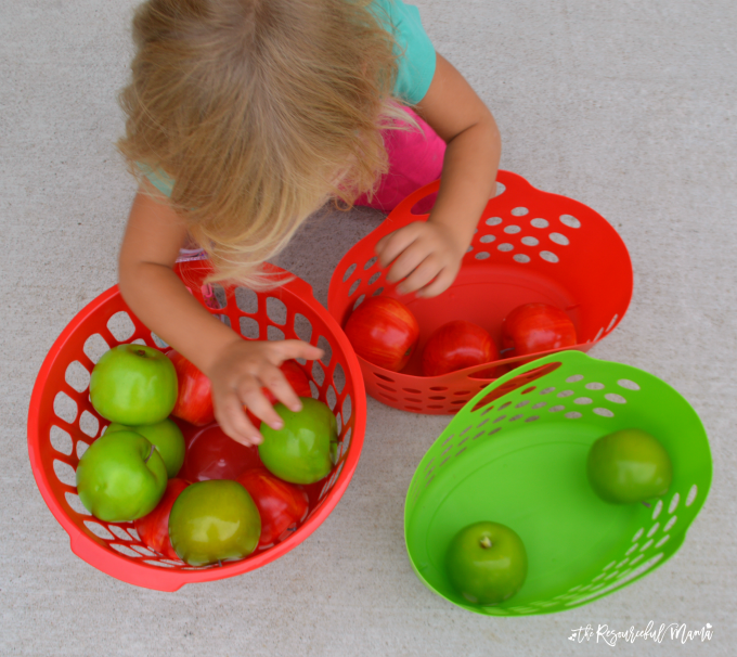Fun, easy, low prep apple sorting activity for toddlers. fall|kid activity|early marth