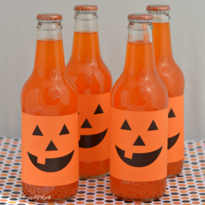 Super easy and quick Halloween drinks that you can prepare ahead of time for Halloween parties. Download and print the free labels. kids | school parties | classroom party | free printable| | Halloween party
