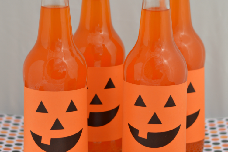 Super easy and quick Halloween drinks that you can prepare ahead of time for Halloween parties. Download and print the free labels. kids | school parties | classroom party | free printable| | Halloween party