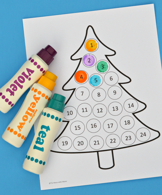 Free printable Christmas countdown advent calendar for kids. Use Do a Dot Markers, bingo markers, pom poms, stickers, or crayons to fill in each day.