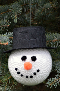 DIY Frosty the Snowman Christmas ornament. Great adult or kid made ornament.