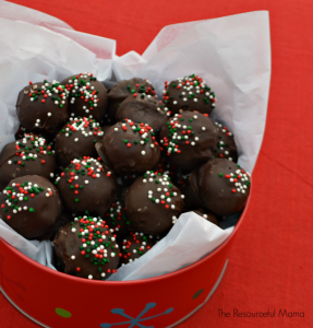 OREO Cookie balls make a great holiday teacher gift. They are an easy no bake treat that the kids can help make ahead of time. Package them in a fun container and add this free printable gift tag