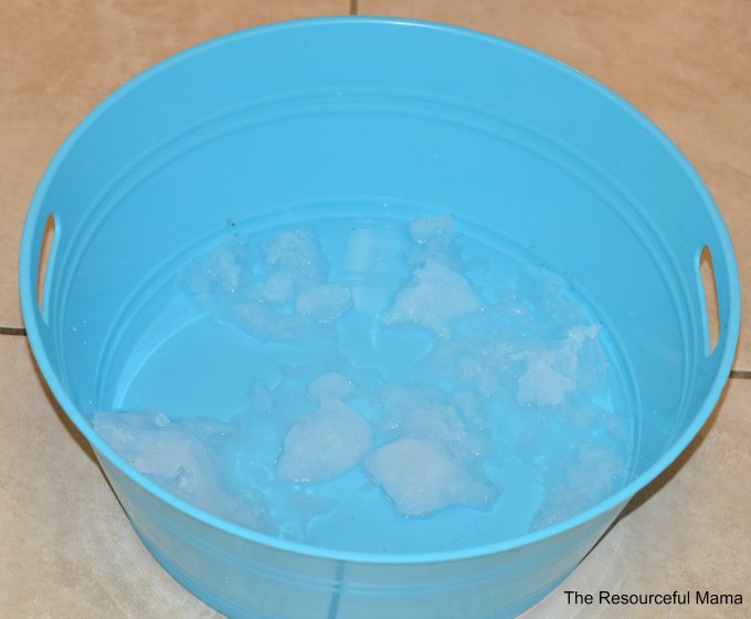 Melting snow science experiment-great winter science activity for preschoolers and kindergartners 