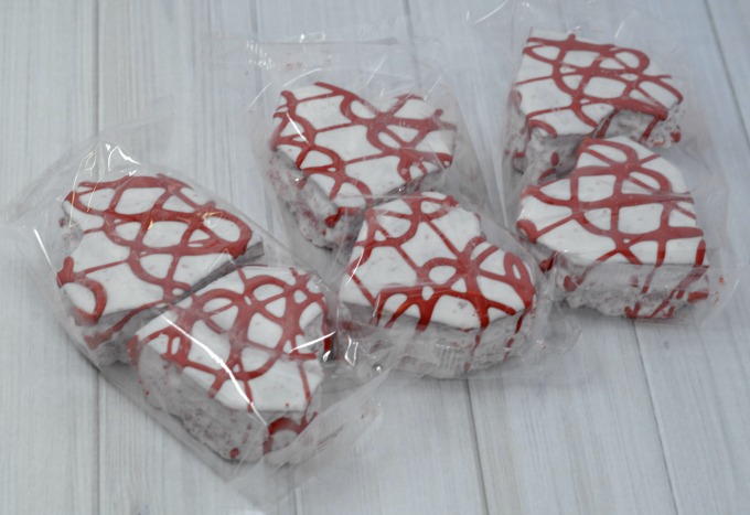 You can have super cute and easy Valentine's Day treats your child's Valentine's Day parties in no time with these heart cakes. 