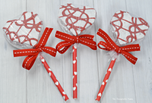 You can have super cute and easy Valentine's Day treats your child's Valentine's Day parties in no time with these heart cakes.