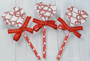 You can have super cute and easy Valentine's Day treats your child's Valentine's Day parties in no time with these heart cakes. 