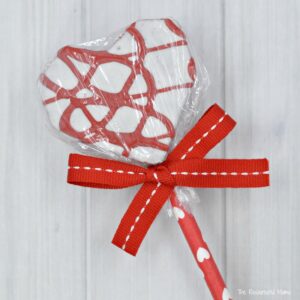 You can have super cute and easy Valentine's Day treats your child's Valentine's Day parties in no time with these heart cakes.