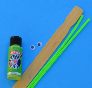 Turn your unused paint sticks into dragonfly craft for kids.