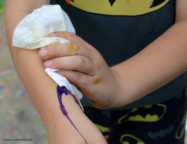 Jackson Pollock inspired splatter art project. Kids of all ages will enjoy this fun process art project. It's a great outdoor summertime art project for kids.