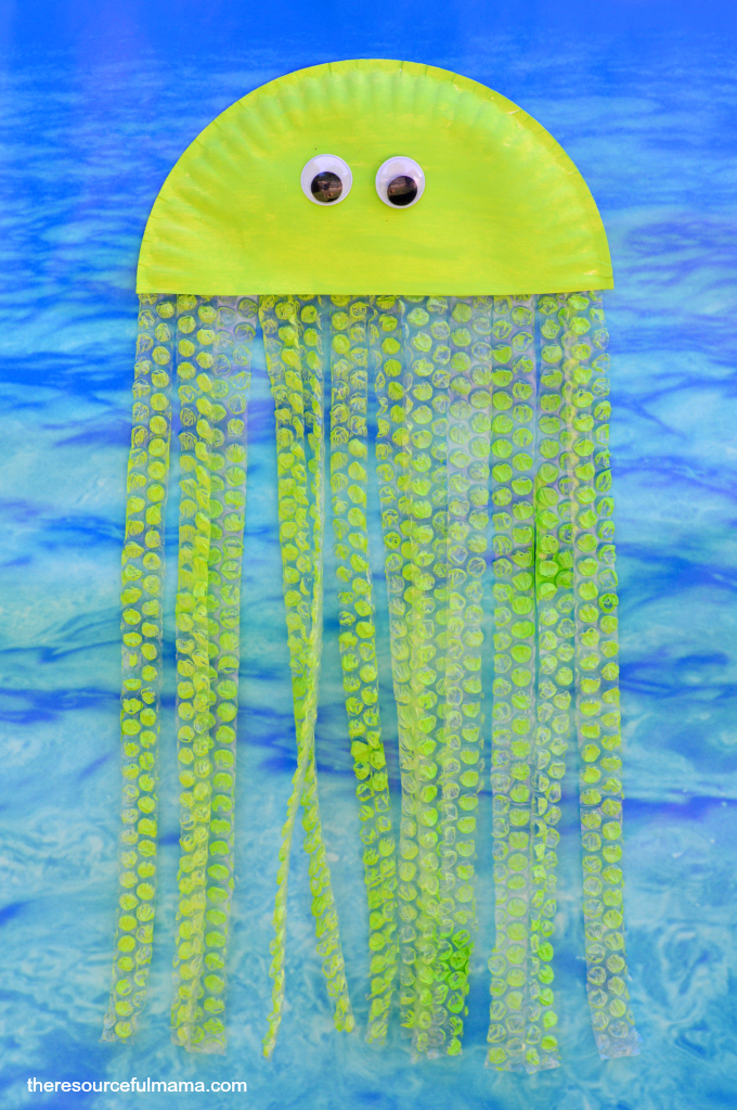 Paper plate and bubble wrap jellyfish kid craft that's great for ocean or summer themed crafts.