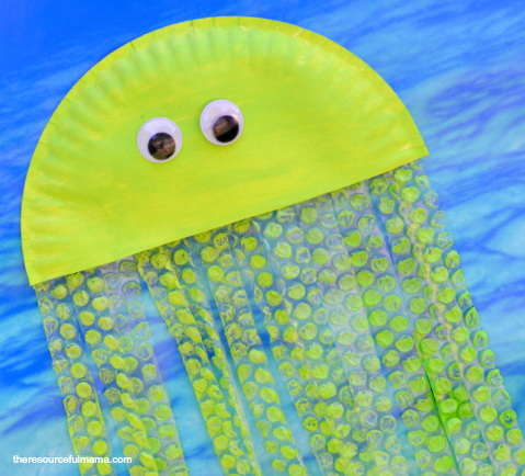 Paper plate and bubble wrap jellyfish kid craft that's great for ocean or summer themed crafts.