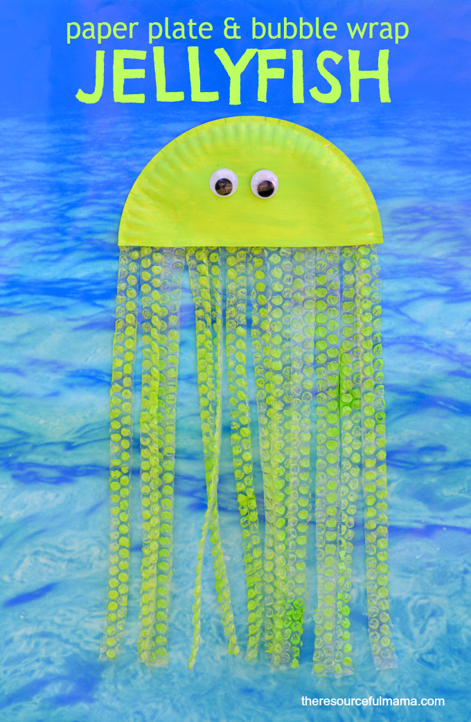 Paper plate and bubble wrap jellyfish kid craft that's great for ocean or summer themed crafts.