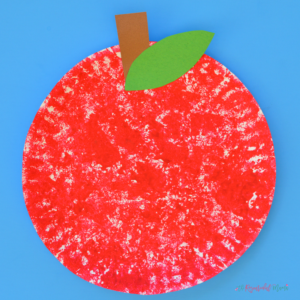 This sponge painted apple is a fun and simple fall kid craft. johnny appleseed | back to school | preschool | toddler | paper plate