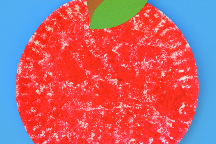 This sponge painted apple is a fun and simple fall kid craft. johnny appleseed | back to school | preschool | toddler | paper plate