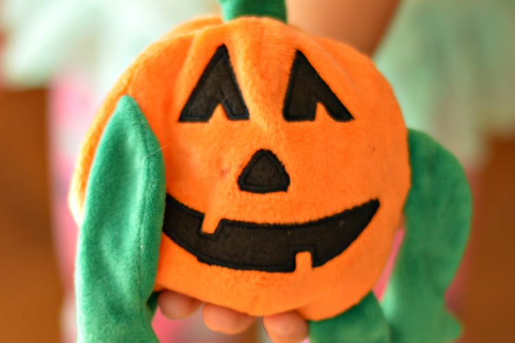 Super fun Halloween party game great for school classroom parties! pumpkin | kids games | party game | Halloween