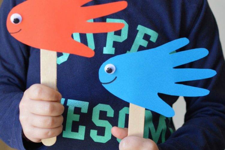 Cute handprint fish puppets inspired by Dr. Seuss One Fish Two Fish Red Fish Blue Fish. kid craft | book inspired craft | book extension activity