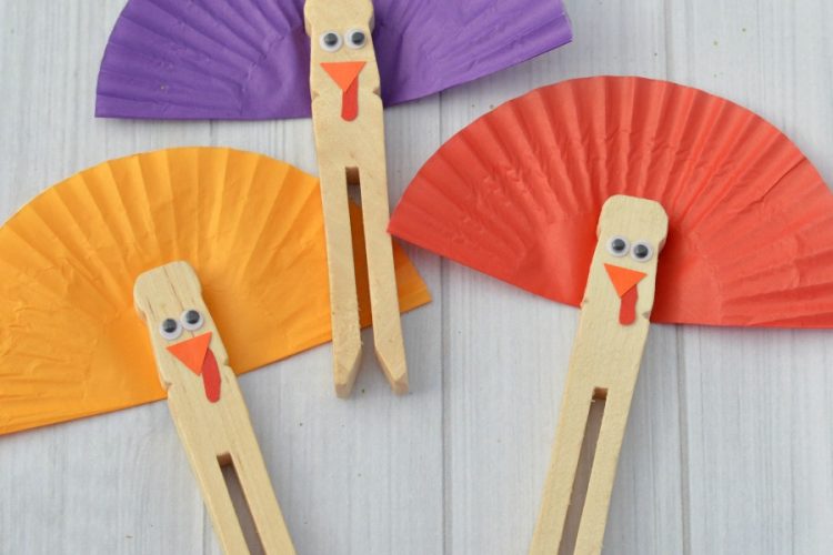 This Clothespin Turkey Kid Craft makes a great craft for Thanksgiving parties or drop in and go events. It comes together quickly with a few simple supplies