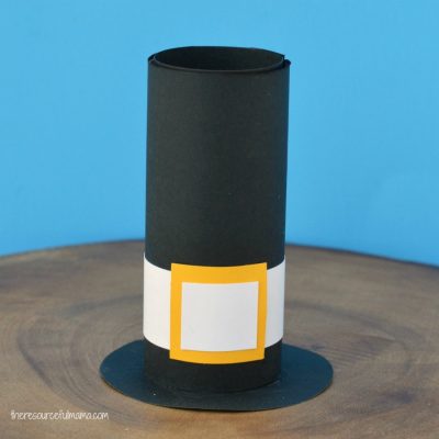 Turn your paper roll into a Pilgrim Hat Craft for kids with just a few simple supplies and easy to follow directions. 