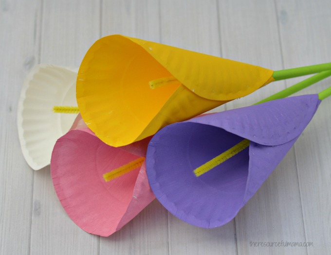 Transform paper plates into a beautiful Calla Lily Flower Craft for kids.  Kids will love making a bouquet of calla lilies for their mom on Mother's Day.  They make a great homemade Mother's Day gift that will last forever. 