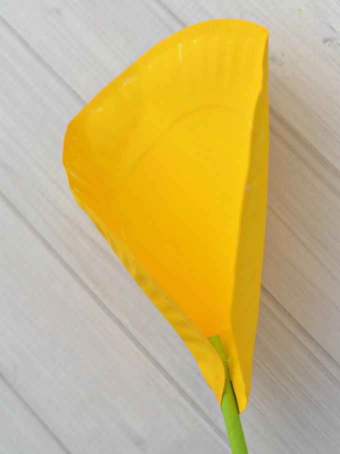 Transform paper plates into a beautiful calla lily flower craft for kids.